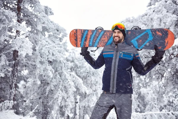 山の上の笑顔の男性スノーボーダー — ストック写真