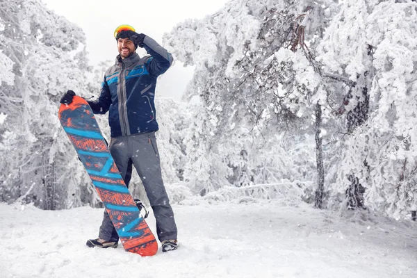 Jovem snowboarder masculino na montanha — Fotografia de Stock