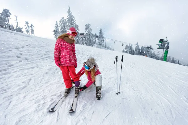 Катання на лижах, зима весело-мама готується до лижної дочки — стокове фото