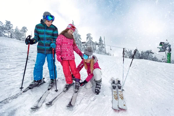 Катання на лижах, зимові веселощі-мати готуються до катання на лижах дітей — стокове фото