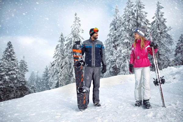 Skiing, winter, ski holiday - couple on winter vacation — Stock Photo, Image