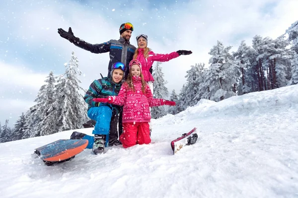 Семья наслаждается и весело провести зимние каникулы вместе — стоковое фото