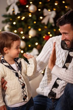 Beş dakika sonra Noel arifesi veren oğlu olan adam