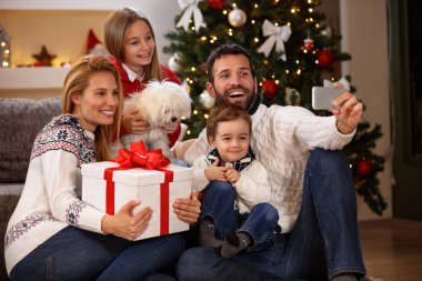 Aile selfie cep telefonu ile Noel için yapma