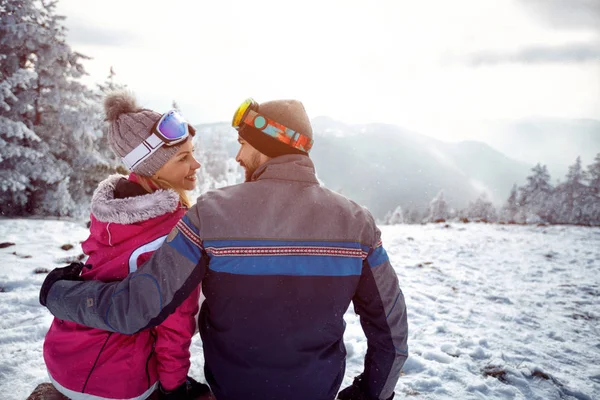 Paar in liefde genieten op wintervakantie samen op de berg — Stockfoto