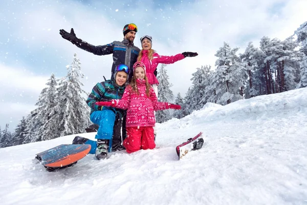 Familia disfrutando y divirtiéndose en vacaciones de invierno juntos — Foto de Stock