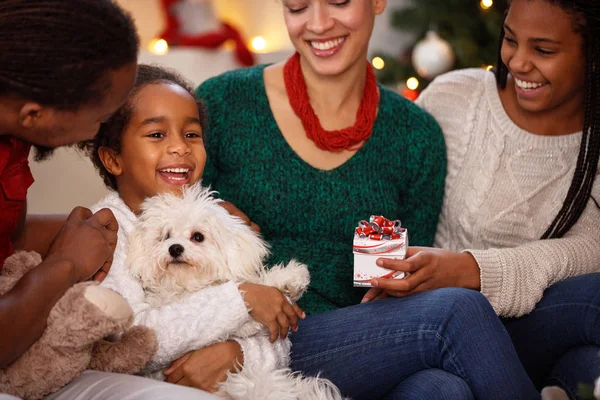 Glückliches Kind mit Familie zu Heiligabend — Stockfoto