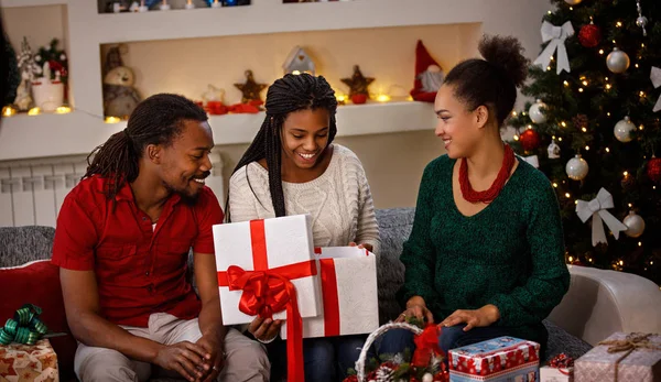 Jong meisje op zoek kerstcadeau van haar ouders — Stockfoto