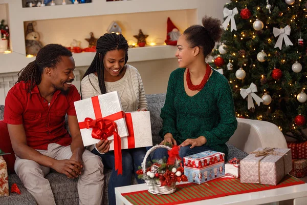 Verrast meisje op zoek kerstcadeau van ouders — Stockfoto