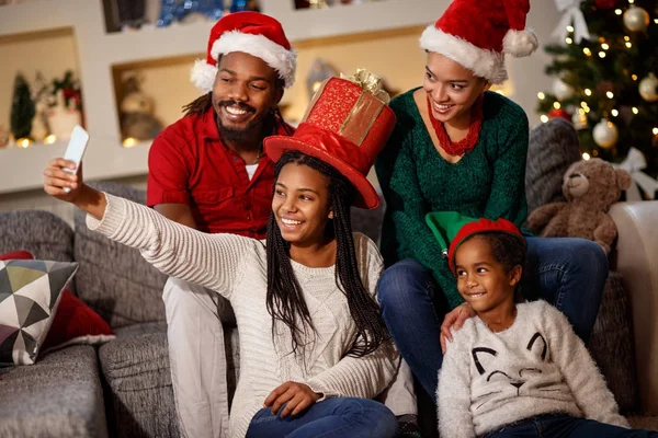 Счастливая семья делает рождественские селфи — стоковое фото