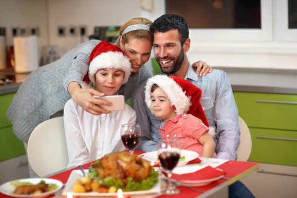 Karácsonyi selfie együtt az asztalnál, az élelmiszer — Stock Fotó