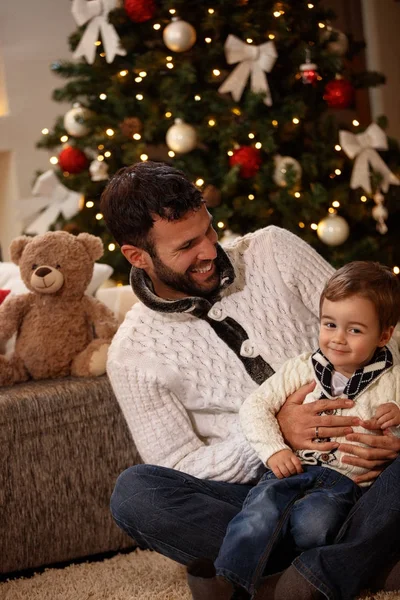 Pai com filho juntos para a véspera de Natal — Fotografia de Stock