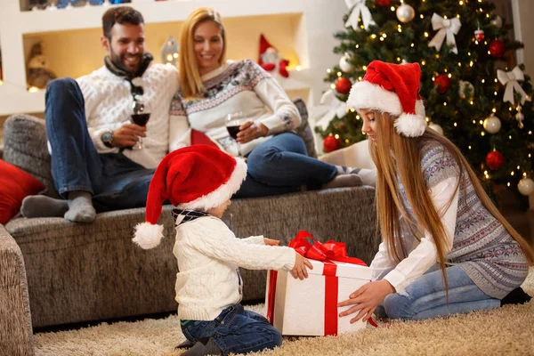 Mutlu aile ile Noel Kutlamaları ve erkek çocuk — Stok fotoğraf