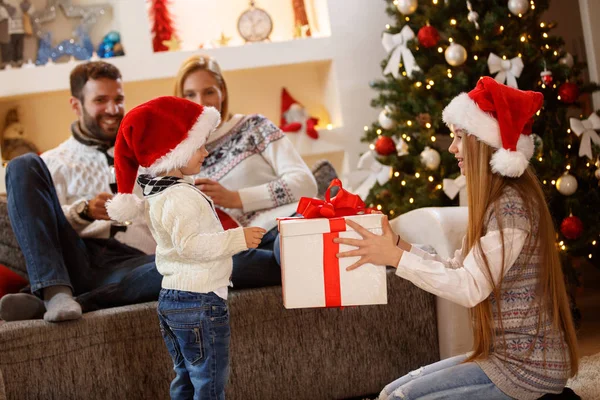 Noel hediye kutusu tutarak kardeş