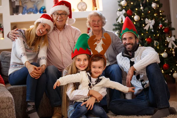 Familia con la abuela y el abuelo celebrando la Navidad — Foto de Stock