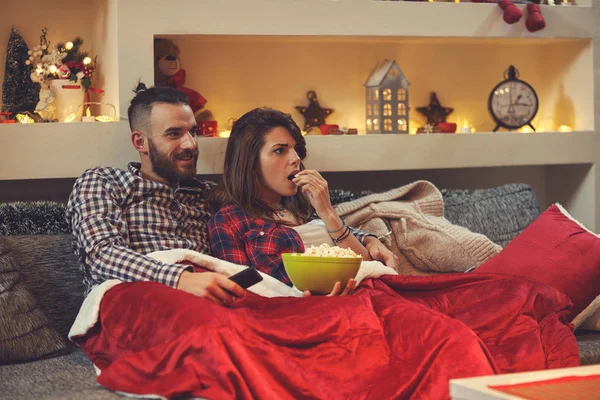 Paar pop likdoorns eten terwijl u tv kijkt — Stockfoto