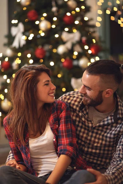 Menina e namorado relógios com amor uns aos outros — Fotografia de Stock