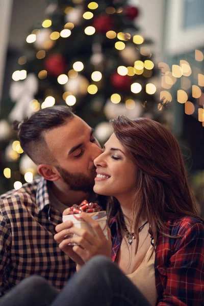 Νεαρό ζευγάρι στην αγάπη φιλιά στο παραμονή Χριστουγέννων — Φωτογραφία Αρχείου