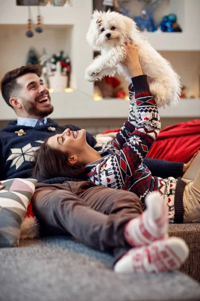 Familienglück mit süßem Meltzer zu Weihnachten — Stockfoto