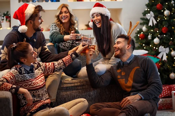 Jóvenes brindando en Nochebuena — Foto de Stock