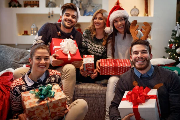 Веселі друзі проведення коробки з різдвяні подарунки — стокове фото