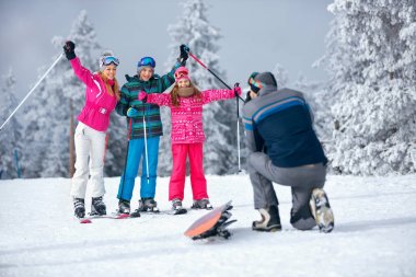 dağlarda Kayak Tatil aile babası alarak resmi