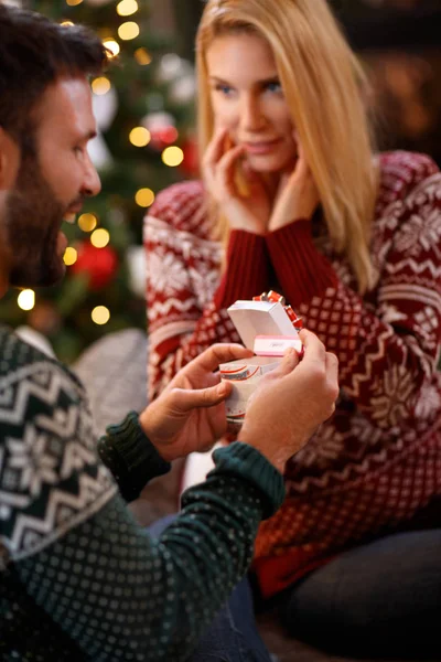 Sorpresa di Natale per il marito — Foto Stock