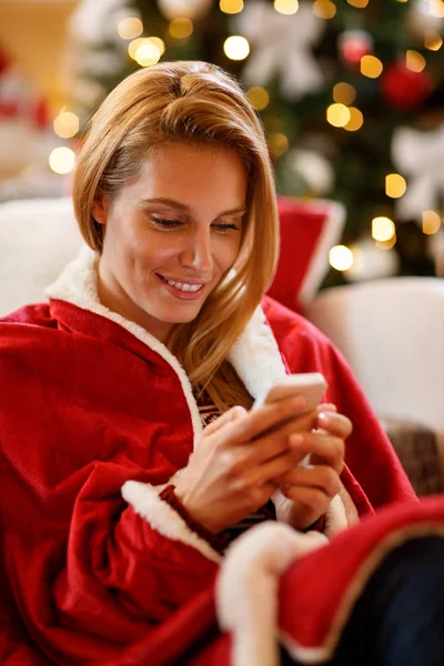 Різдвяні жіночі листи на мобільний телефон — стокове фото
