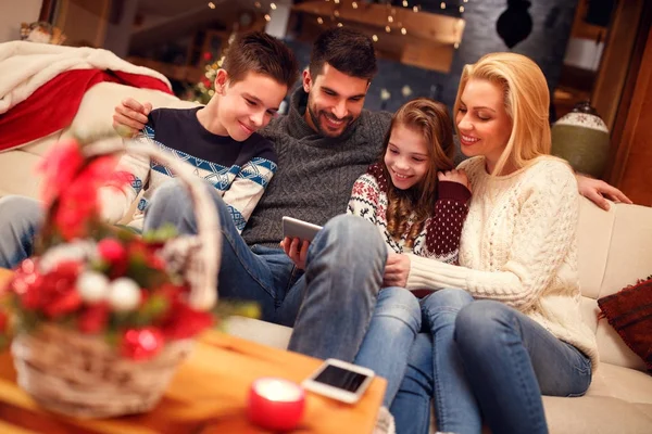Familj med digital tablett på julhelgen — Stockfoto