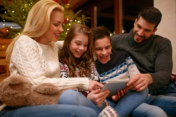 Familia buscando fotos de Navidad — Foto de Stock