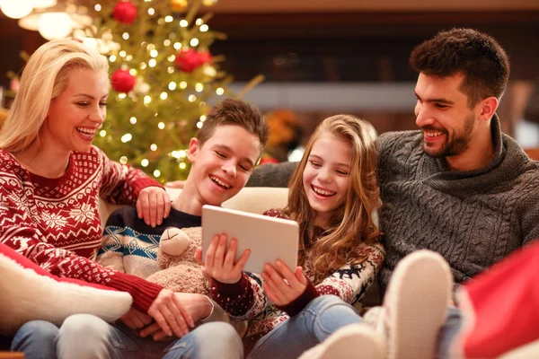 Natal tempo família assistindo vídeo engraçado no tablet digital — Fotografia de Stock