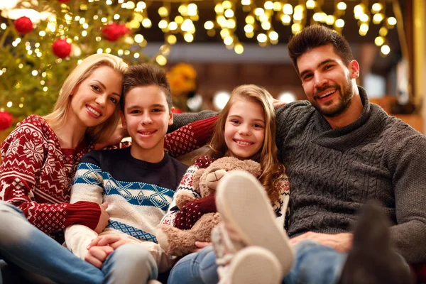 Retrato de la familia sonriente en vacaciones de Navidad — Foto de Stock