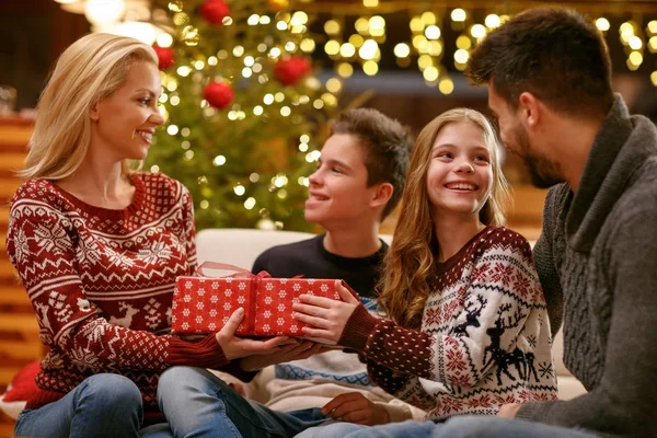 Kinder schenken Schachtel mit Weihnachtsgeschenk an ihre Mutter — Stockfoto