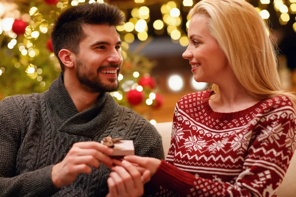 Romántico hombre sorpresa mujer con regalo para la Navidad — Foto de Stock