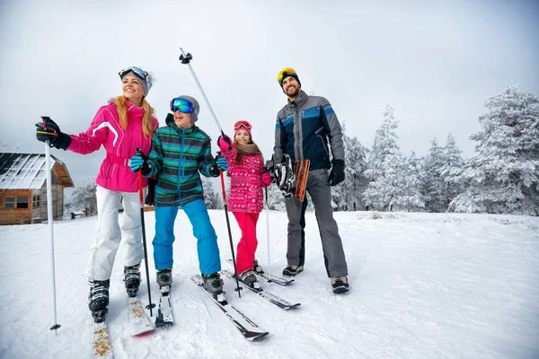 Invierno y la familia de esquí con esquí y snowboard en el esquí — Foto de Stock