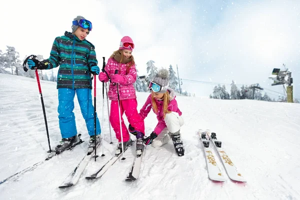 Мама з дітьми на лижній місцевості готує дочку до катання на лижах — стокове фото