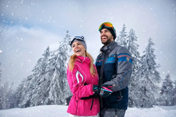 Красивая улыбающаяся пара, наслаждающаяся зимними каникулами — стоковое фото