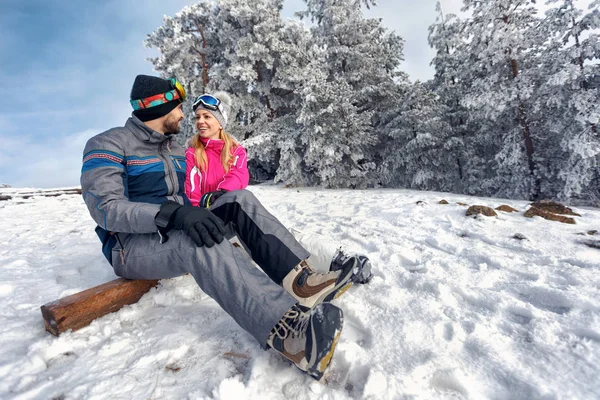 Amor de invierno - pareja disfrutando de vacaciones de invierno juntos —  Fotos de Stock