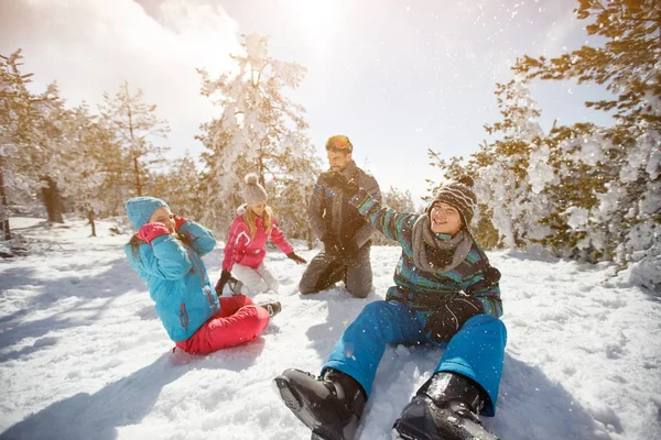 Familia divirtiéndose en la nieve en la montaña en invierno —  Fotos de Stock