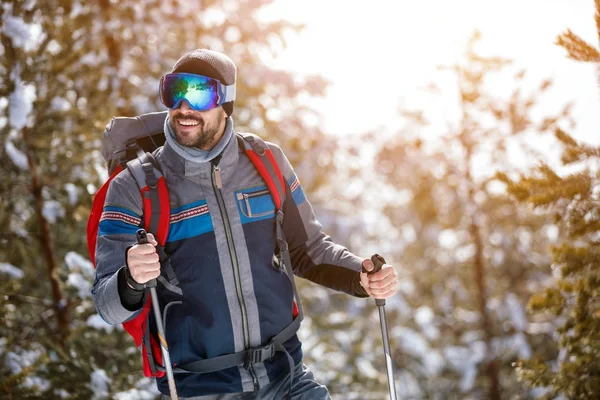 男はスポーツの雪の休日にハイキングに行く。自然の背景 — ストック写真