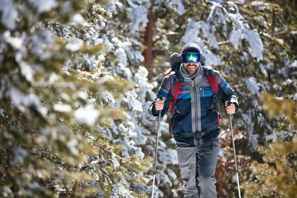 Extrém téli sportok - ember, Túrázás a hegyekben — Stock Fotó