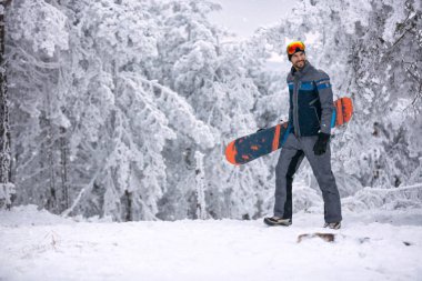 kar maskesi tutarak onun snowboard, aşırı spor ile gülümseyen adam 