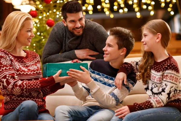 Familia de Navidad juntos, hijo dar regalo a la madre — Foto de Stock