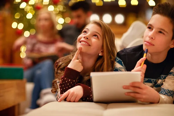 Menino e menina mentindo e escreve carta para Papai Noel para o Natal — Fotografia de Stock