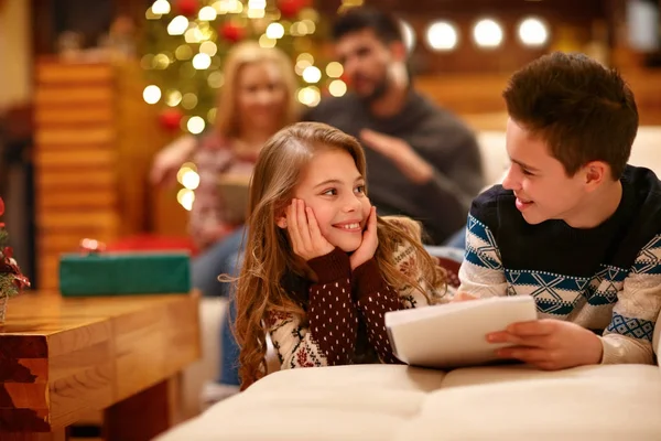 Meisje met jongen vakantie wensen op papier schrijven — Stockfoto