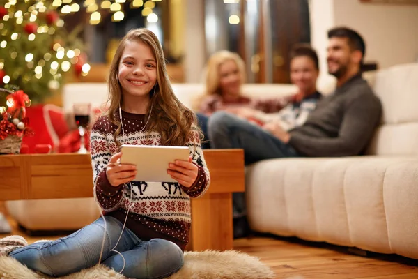 Mujer escuchar música y disfrutar de la víspera de Navidad — Foto de Stock