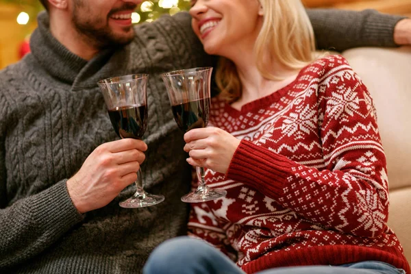 Weihnachtstoast mit Weingläsern am Abend, Konzept — Stockfoto