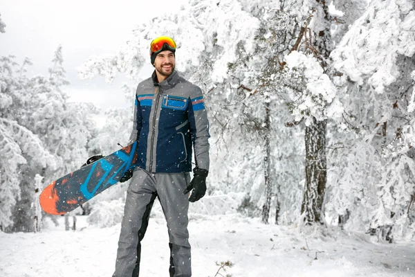 雪に覆われた自然の中のボードでスポーツマン — ストック写真