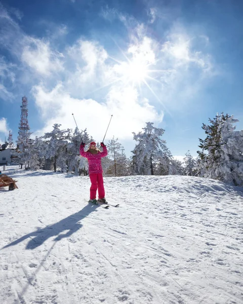 Glückliches kleines Mädchen beim Skifahren an einem sonnigen Wintertag — Stockfoto