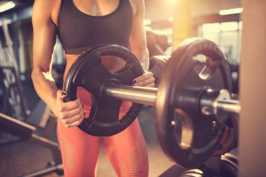 Makinede, ağırlık koyarak spor salonunda antrenör kavramı
